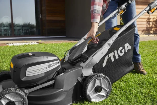 STIGA Twinclip 950e V Kit Akku-Rasenmäher mit Radantrieb – inkl. 2x 7,5 Ah Akkus und Doppel-Ladegerät